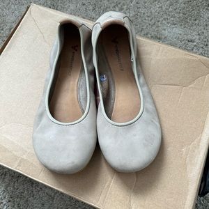 Vivobarefoot cream colored size 9/EU 40 flats